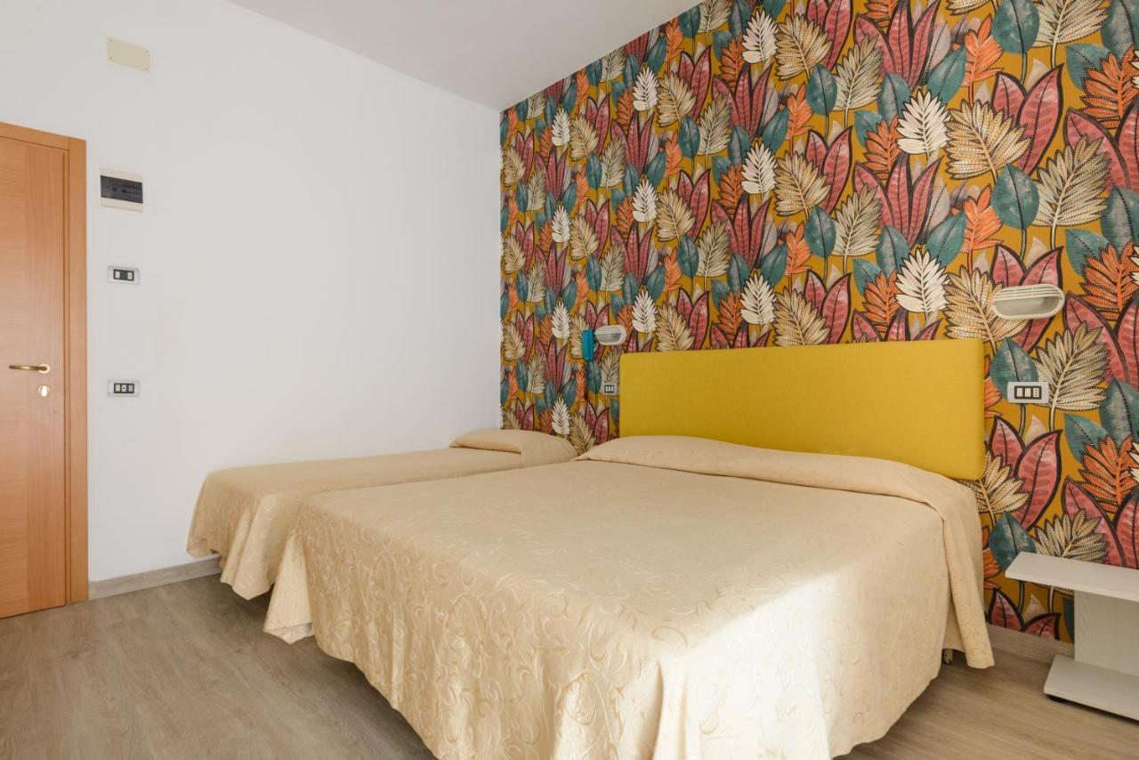 Hotel Clipper Cattolica Bagian luar foto