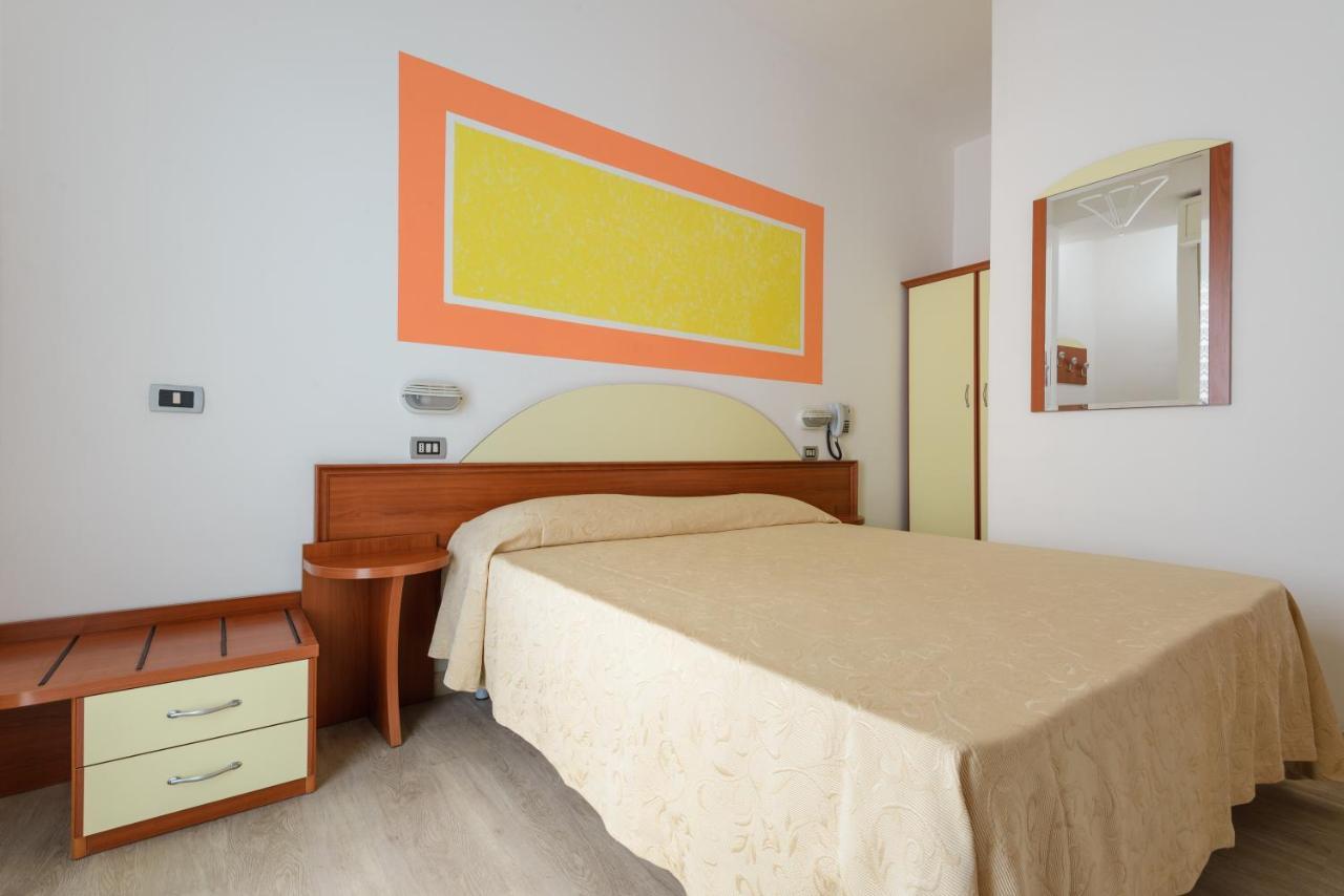 Hotel Clipper Cattolica Bagian luar foto