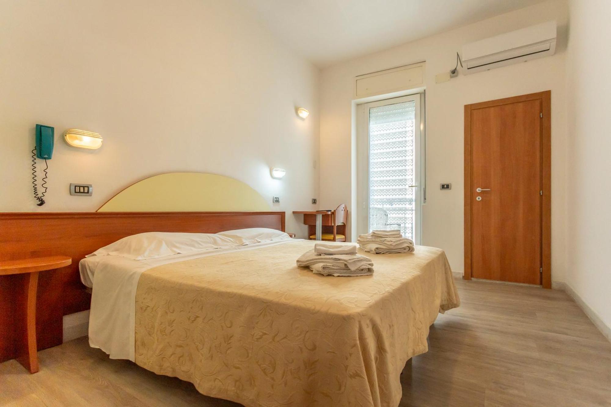 Hotel Clipper Cattolica Bagian luar foto