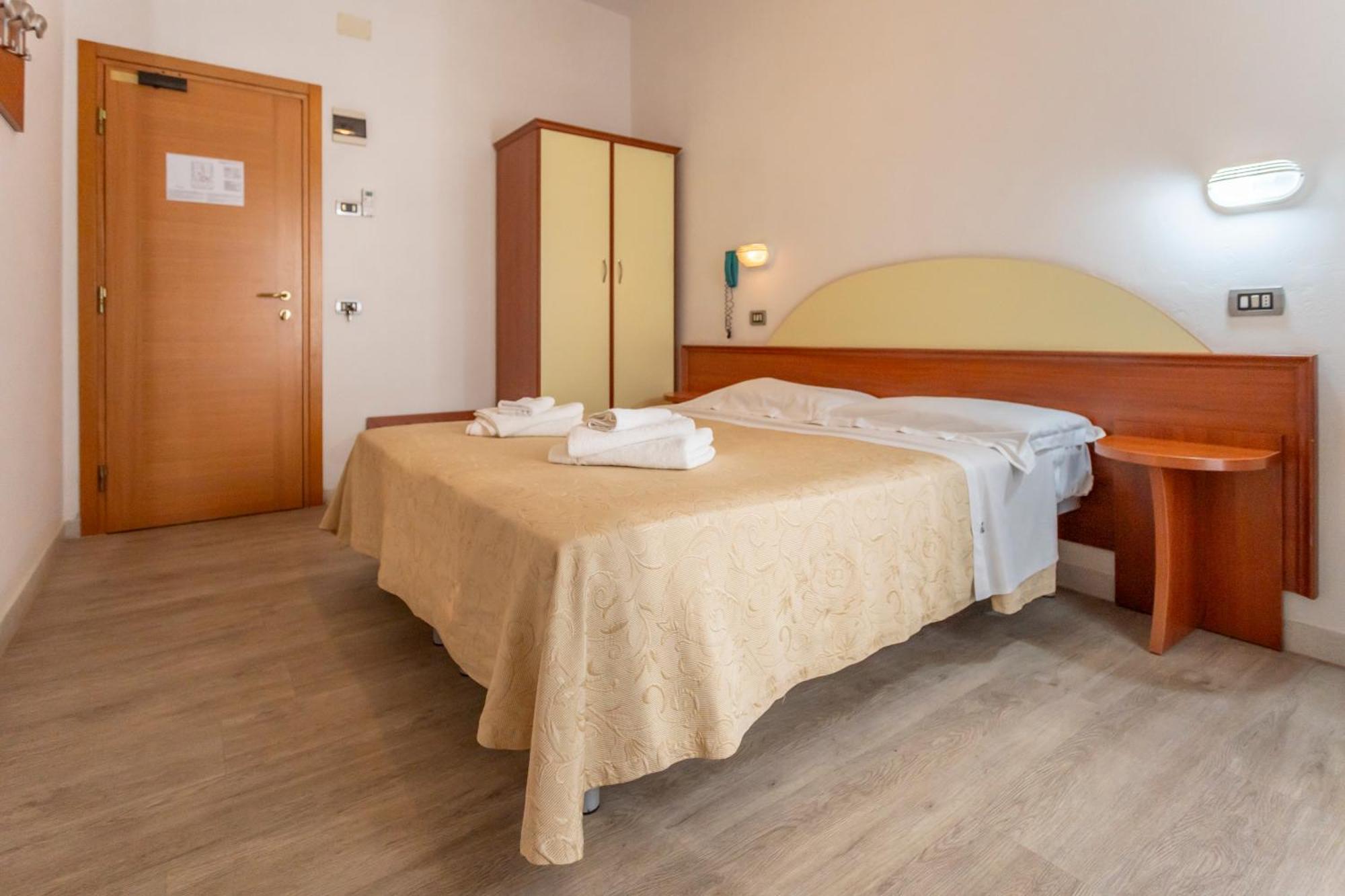 Hotel Clipper Cattolica Bagian luar foto