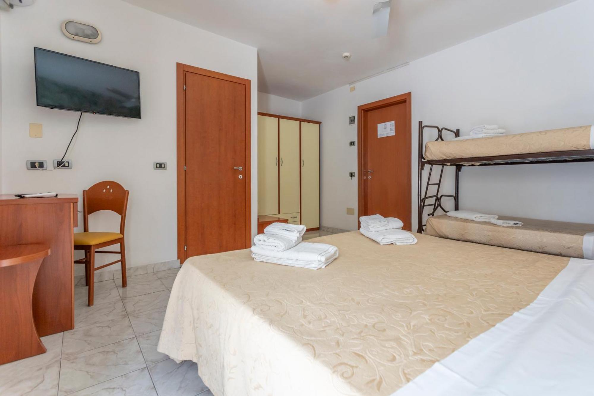 Hotel Clipper Cattolica Bagian luar foto