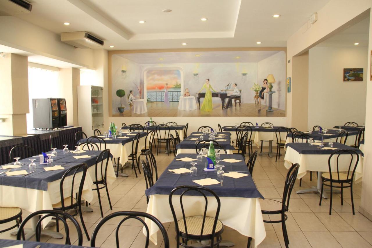 Hotel Clipper Cattolica Bagian luar foto